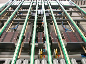 Laengs- und QUerfoerderer mit abgetauchtem integriertem Wendesystem